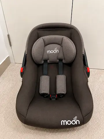 Moon infant car seat / rear-facing baby carrier - good condition