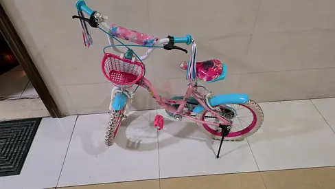 Centrepoint Children bycycle for 2 to 5 year old with helper wheels im good condition.