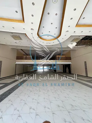 **معرض للإيجار في الصناعية 4 | على الشارع الرئيسي مباشرة | 15,000 قدم مربع | تشطيب مودرن | ميزانين | تكييف مركزي**