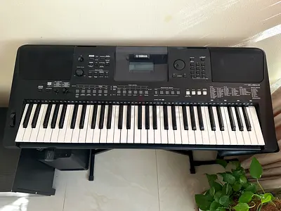 Yamaha 61-Key Keyboard with Built-in Speakers (E463)