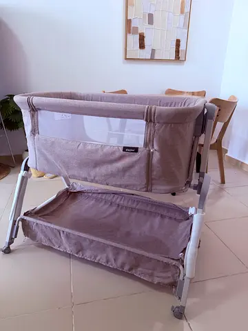 Lightweight bedside bassinet / portable cradle in beige -Make:Giggles,less used. Bought on Feb 2026.