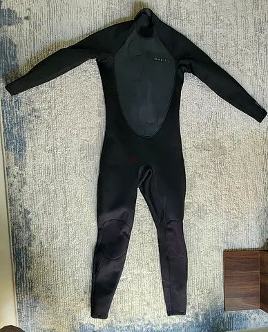 Almost New O'Neill full wetsuit, full-length, size M ( used once )