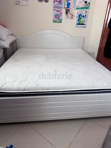 سرير ابيض
سم يعتبر مقاس تخت مزدوج كبير
مع الفرشة ..
King Size Bed + Mattress for Sale
Bed size: 200