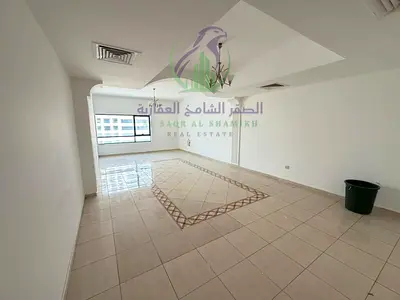 شقة ثلاث غرف وصالة للايجار السنوي مع تكييف مجاني وغرفة تخزين ستور في شارع التعاون الرئيسي بالقرب من دوار التعاون ومساحات واسعة