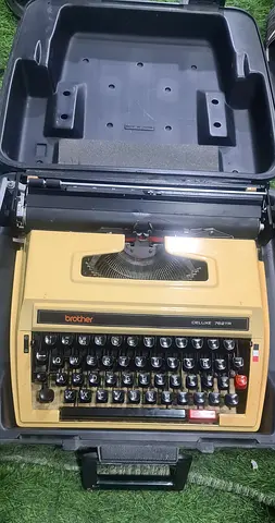 Brother deluxe 762TR English typewriter with carrying case