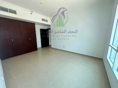 اوسع واجمل غرفتين وصالة مع خزائن حائط وغرفة تخزين (ستور) وغرفة خادمة وباركينج مجاني باطلالة مفتوحة