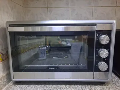 Kenwood countertop electric oven / 45 liters, in excellent working condition, have fan and light.