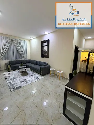 غرفة وصالة مع روف بالجرف 2، مقابل مدارس وليام الأمريكية والوطنية، شامل الكهرباء والصرف الصحي والإنترنت، موقع حيوي ومميز