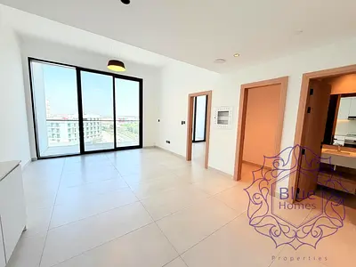 Very bright 1BR+Store // kitchen appliances // community view
