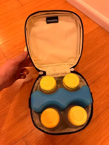 Medela insulated breast milk cooler bag with 4 bottles and ice pack. New-unused