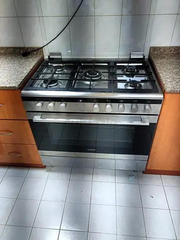 Siemens 90 cm gass cooking range new model slightly used