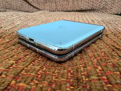 Motorola 40 ultra. 256gb. 8gb. Flip phone.