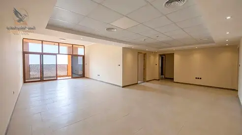 شقه اول ساكن مع باركن وشهر فري 3 غرف وصالة كبيرة  باطلاله بحريه كامله مع غرفة خادمه وغرفة غسيل واستور مساحات كبيره وتشطيب راقي ببرج فخم