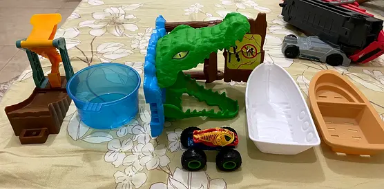 Hot Wheels Monster Trucks Swamp Chomp Playset with 1 Monster Truck (Color Shifters)