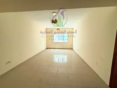 شقة واسعةللإيجارمكونة من غرفتين نوم متاحة للإيجار مع تكييف مجاني وخزائن الحائط، وبلكون في موقع مميز
