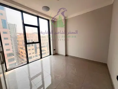 شقة غرفتين ماستر وصالة للإيجار السنوي في التعاون الشارقة بلكونة واسعة مطبخ بإطلالة مفتوحة جيم مسبح وباركينغ مجاني