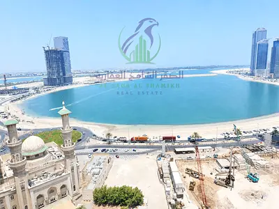 شقة غرفتين وصالة للايجار السنوي إطلالة بحرية على الممزر مع تكييف مجاني وباركينج مجاني وجيم ومسبح وغرفة تخزين وخزائن في الحائط