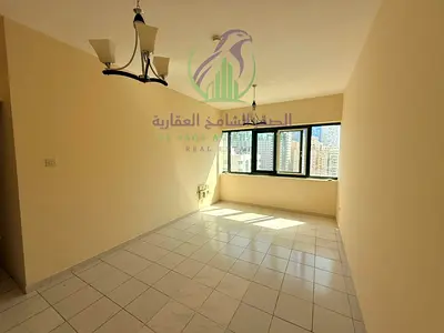 شقةواسعة مكونة من غرفة نوم واحدة للإيجار مع بلكون وتقع في موقع متميز بالقرب من مخرج دبي وقريبة من الخدمات اليومية