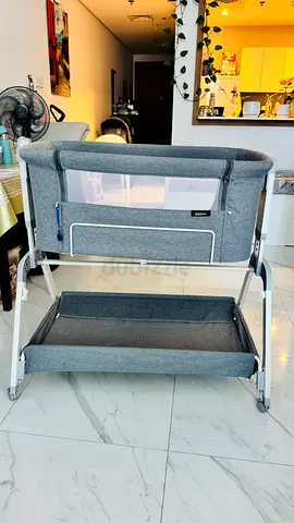 Giggle Watson Adjustable  Bedside Bassinet - Grey, Good Condition