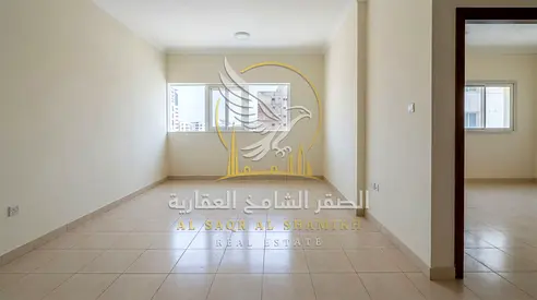 شقة غرفة وصالة للإيجار السنوي في القليعة الشارقة مساحة واسعة وتشطيبات حديثة وتكييف مركزي وإطلالة مفتوحة