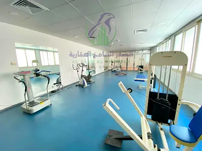 شقه غرفتين وصاله للايجارالسنوى فى التعاون بإمارة الشارقه باركنج مجانى تكيف علي المالك مع جيم رجالي وحريمي ومسبح وساونا وغرفه بخار