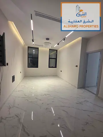 للبيع فيلا VIP مودرن في الحليو 2 عجمان بتملك حر لجميع الجنسيات، 5 غرف ماستر ومسبح خاص وحديقة وشلال ومجلس وصالات ومطبخان وباركن داخلي لسيارتين، بسعر 2,