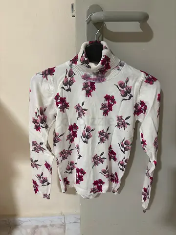 White floral long-sleeve women's sweater, size S-M