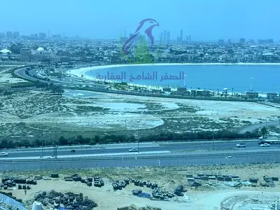 شقة فاخرة وواسعة من ثلاث غرف نوم للإيجار تتميز بإطلالة بحرية رائعة وبلكون باركن و جيم ومسبح وخزائن حائط غرفة خادمة