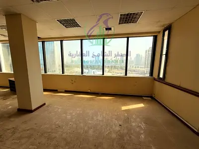 مكتب تجاري بمساحة 1345 قدم بالمجاز 1 على الكورنيش سعر مميز ودفعات سهلة 6 شهور مجانًا عند عقد سنة.