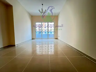 شقة واسعة مكونة من غرفة نوم واحدة للإيجار مع تكييف مجاني شهر مجاني وإطلالة على البحر بلكوتين وخزائن الحائط