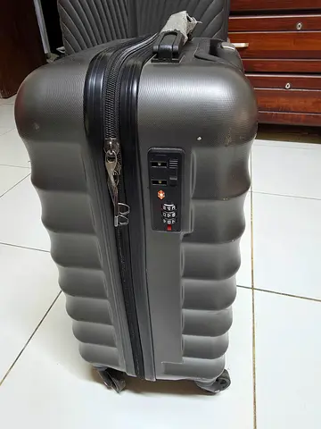 Hard-shell 4-wheel carry-on suitcase with TSA lock - Grey