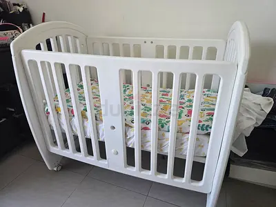 White Baby Crib with Mattress _ babyhug — Good Condition