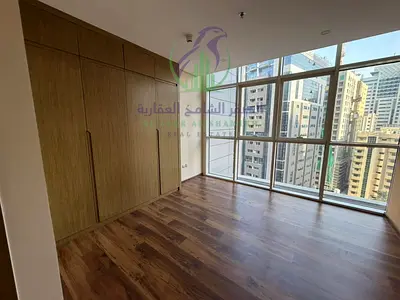 شقة غرفتين وصالة للإيجار السنوي في التعاون الشارقة غرفة ماستر تصميم حديث جيم مسبح باركينغ خاص والدفع مرن
