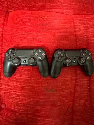 2 ps4 controllers