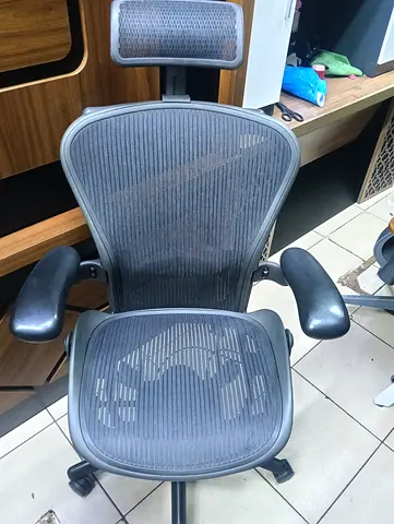 Herman Miller Aeron chair with headrest size B