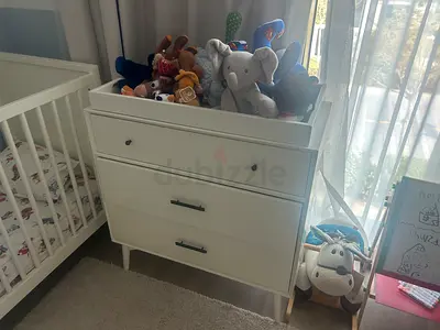 White Pottery Barn baby crib and changing dresser with drawers - very good condition