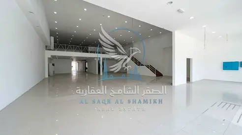 معرض تجاري للإيجار في الصناعية 4 على شارع عام – 15,000 قدم مربع