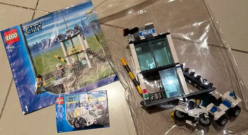 Lego police set 7743 & Lego police bike 7235 All complete but missing instructions from larger set (