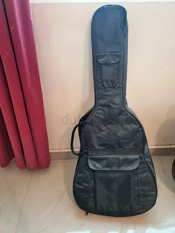 Used padded gig bag for full-size acoustic/electric guitar - good condition