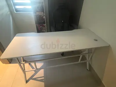 White simple study/office desk - very good condition