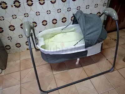 Electric baby swing