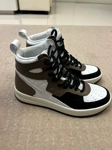 Sneakers .New.