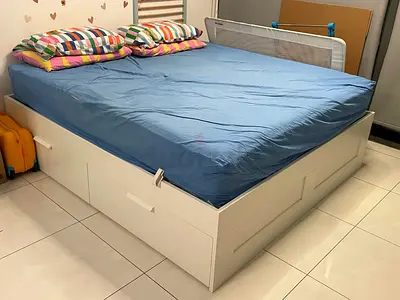 White storage platform bed with 4 large built-in drawers – double/queen size