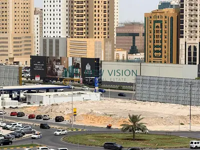 غرفتين وصالة أول ساكن  بإطلالة مفتوحة مع بلكونة وخزائن بالحائط وباركن مجاني موقع حيوي متميز قريب من مخرج دبي