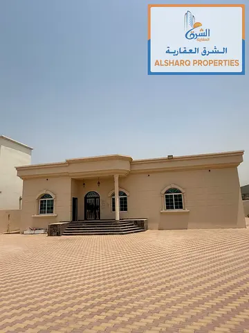 3 غرف ماستر بمساحات ممتازة مجلس كبير وفخم مطبخ كبير وواسع غرفة خادمة كراج ومواقف للسيارات حوش كبير وواسع