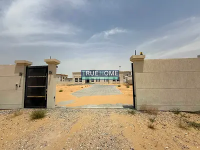 فيلا على شارع رئيسي  مع ملحق خارجي وغرف خادمه