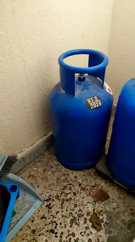 **15kg Gas cylinder WITH GAS** - Refillable, Good condition
