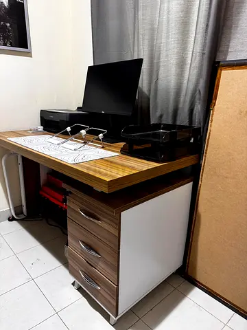 Compact wooden office desk with 3-drawer mobile pedestal