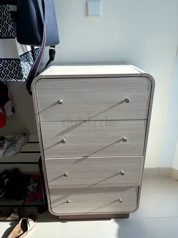 Light brown 4-drawer wooden cabinet / dresser in good condition