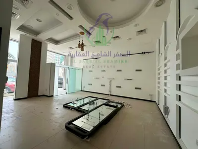 محل تجاري للإيجار السنوي في التعاون الشارقة مساحة سبعمائة وخمسة وثمانون قدم مربع واجهة شارع عام مع ديكورات